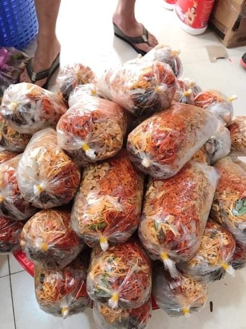 1 bịch bánh tráng trộn sa tế thập cẩm để riêng món chưa trộn về khách tự trộn khi ăn