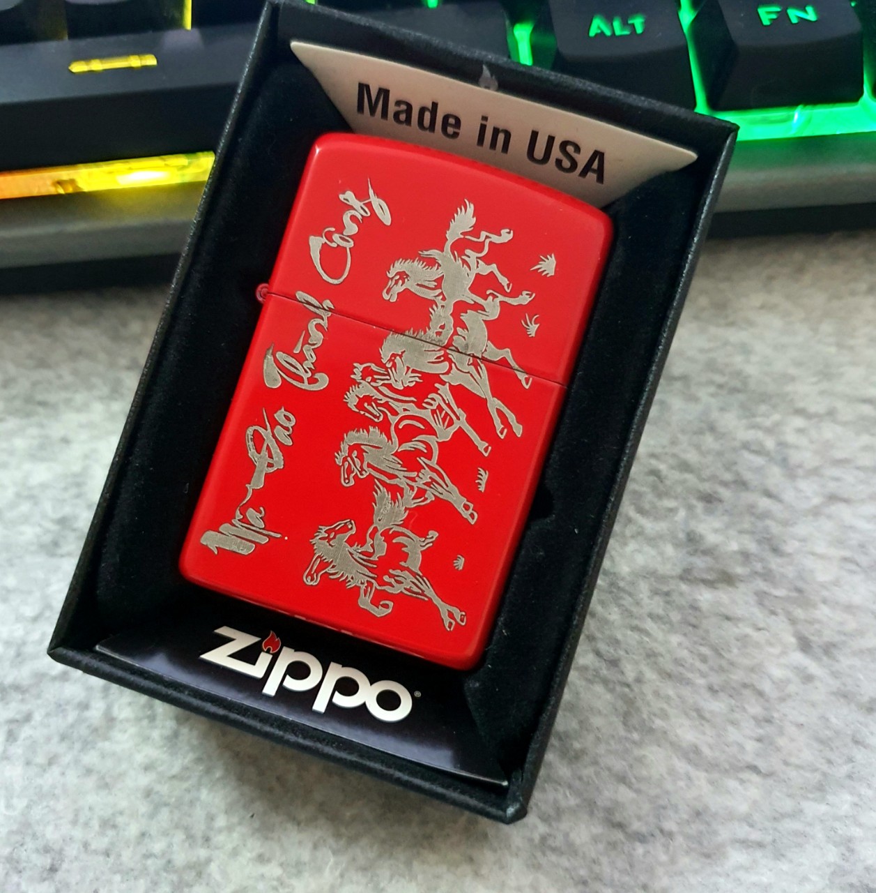 Bật Lửa Zippo Mã Đáo Thành Công Đời La Mã ( Có Hộp Đựng + Tem Đỏ + Tặng Kèm Combo Đá Bấc Xịn)