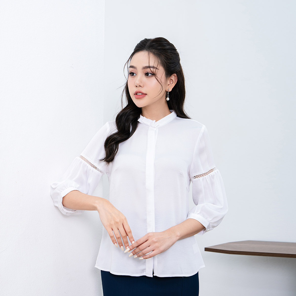 Áo cổ tàu lamer đính nơ tay can ren l61h23q058