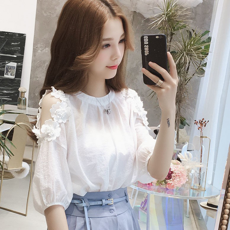 Áo kiểu hở vai đính hoa phong cách hàn quốc