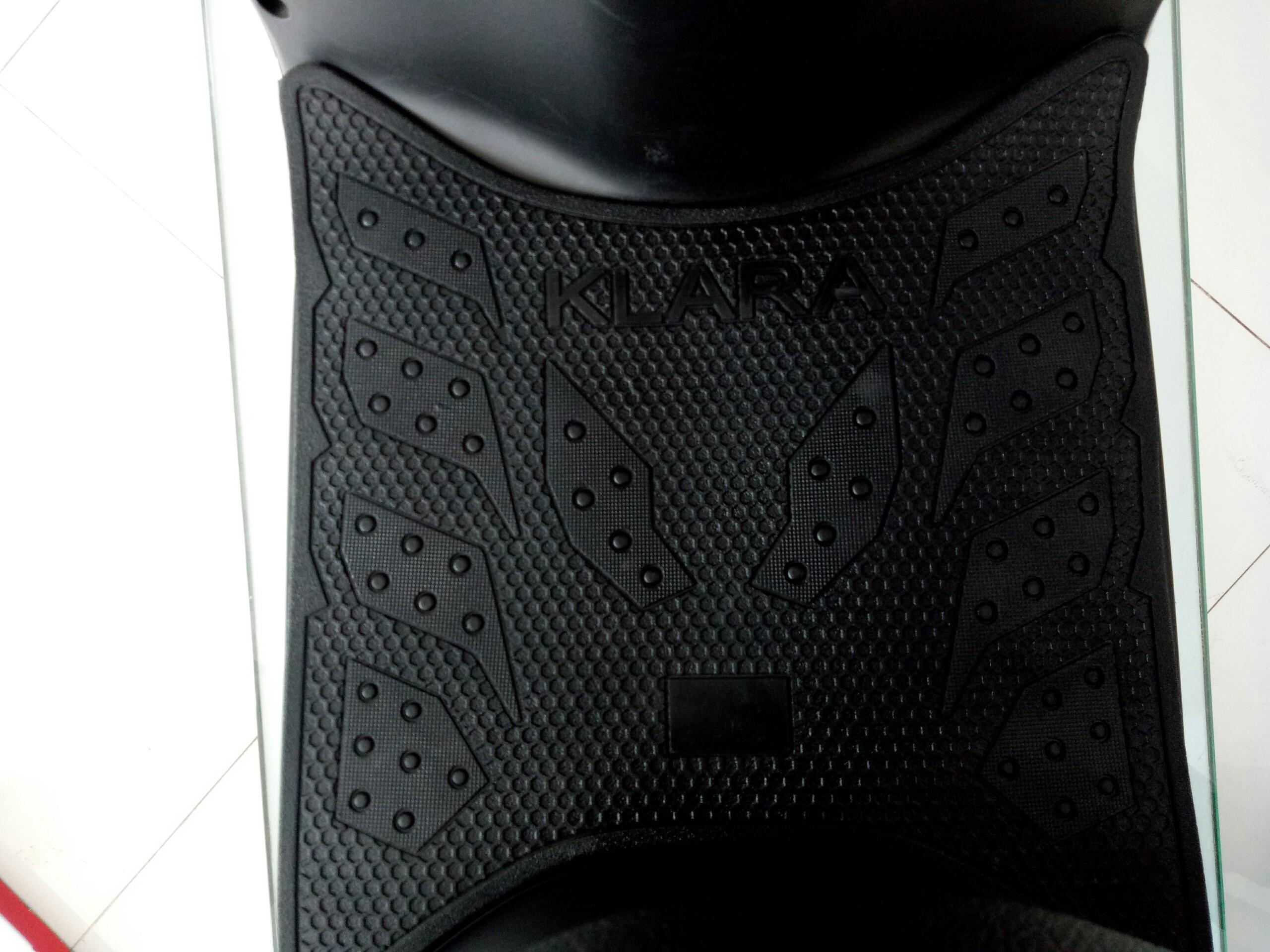 Thảm để chân xe Klara, xe máy điện của VinFast - Ảnh chụp thật 100%