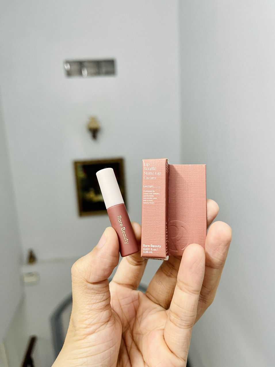 Son kem lì đa dụng rare beauty souffle matte màu courage