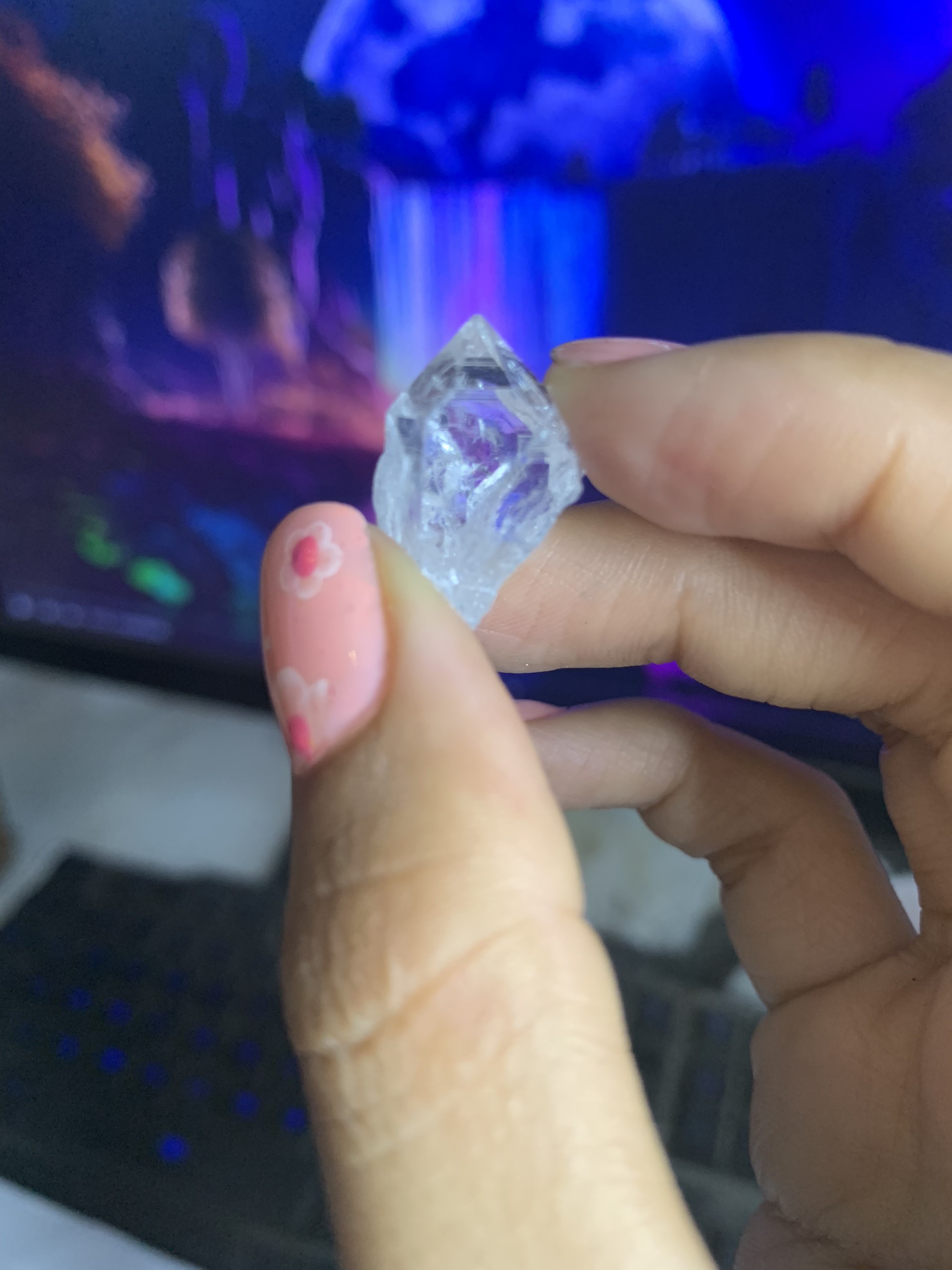 1 cái tinh thể đá Thạch Anh tán sắc lemurian tự nhiên