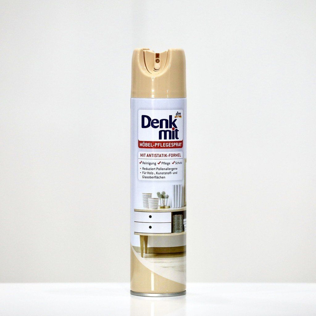 Dung dịch làm sạch nội thất gỗ Denkmit - dạng chai xịt vô cùng tiện dụng.