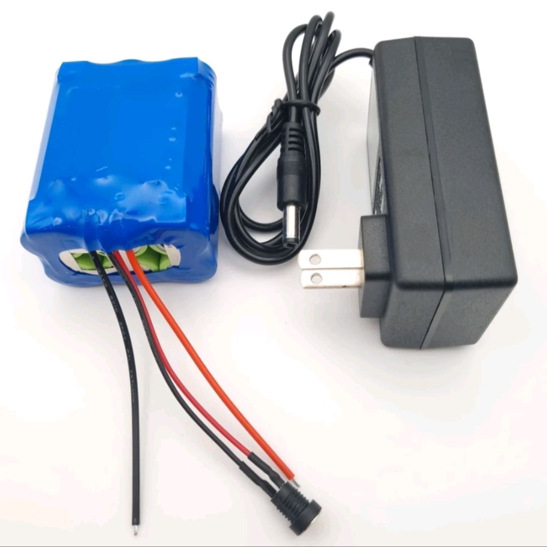 Khối pin 12v lithium 4AH có mạch bảo vệ 3s. sử dụng cell lithium 18650 lishen xanh 3.7v mới dòng xả cao chuẩn dung lượng