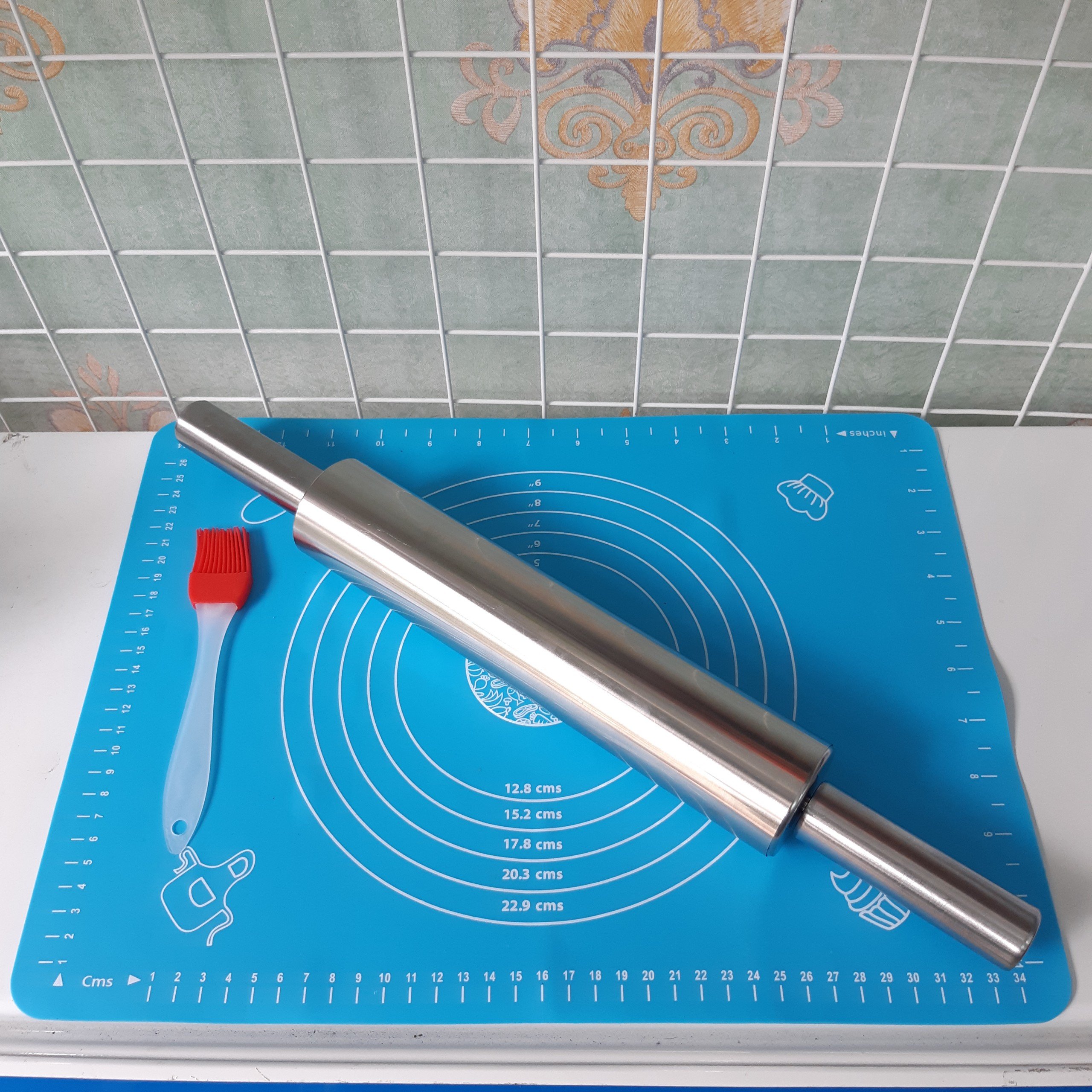 Combo 3 dụng cụ làm bánh - thảm cán bột silicon 30x40cm, cán bột inox có trục xoay và chổi phết dầu