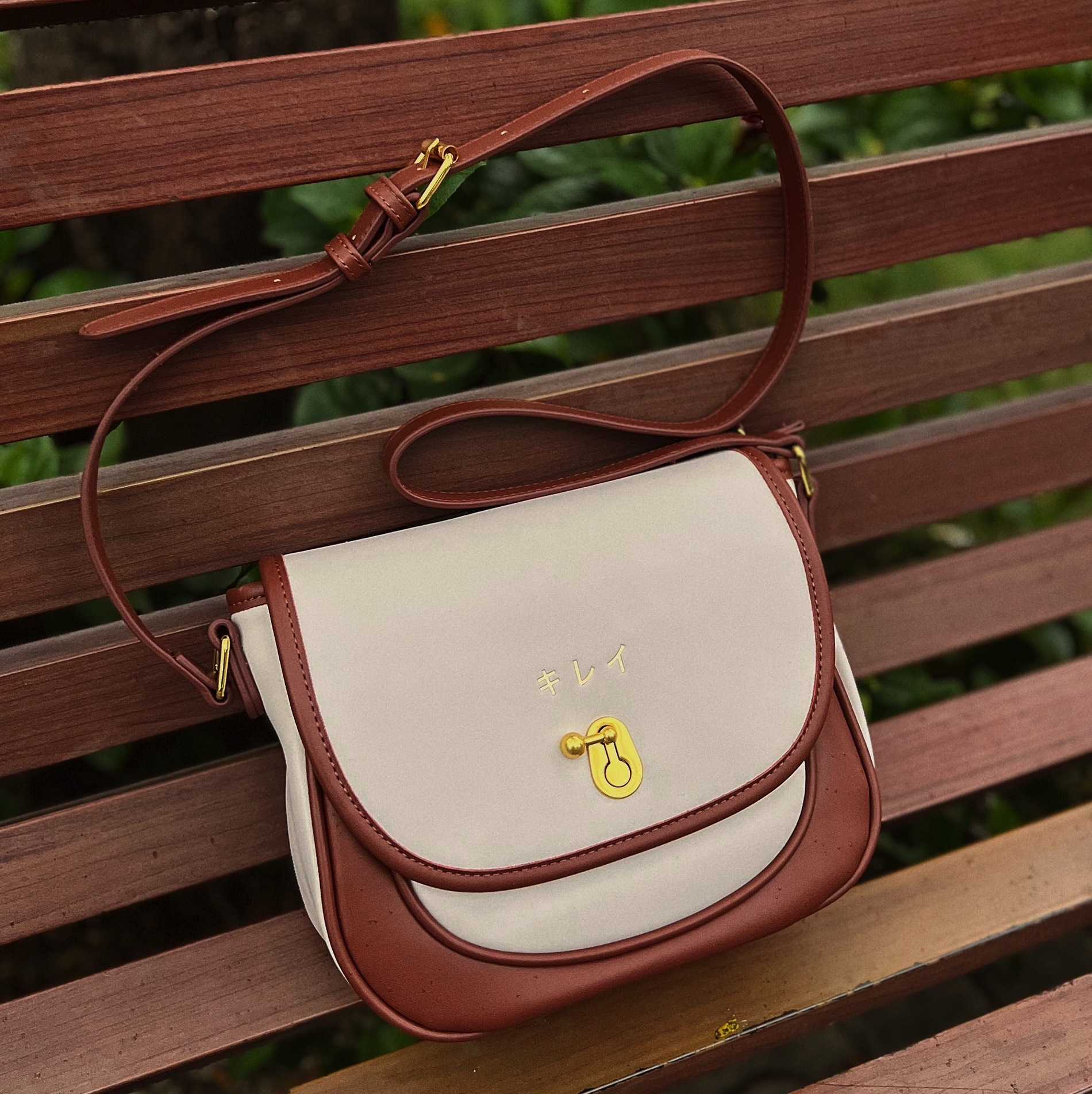 Túi nhật đeo chéo kirei carry half moon cn trắng đỏ 26x19x8cm