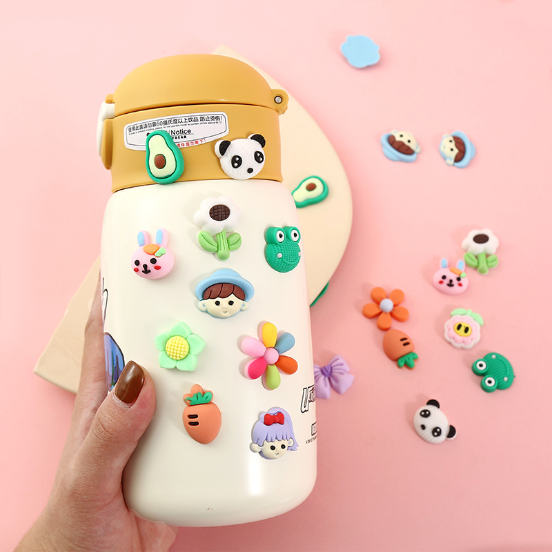 Set 4 sticker 3D ngẫu nhiên kèm deo dán đáng yêu dán bình nước, ốp điện thoại siêu rẻ
