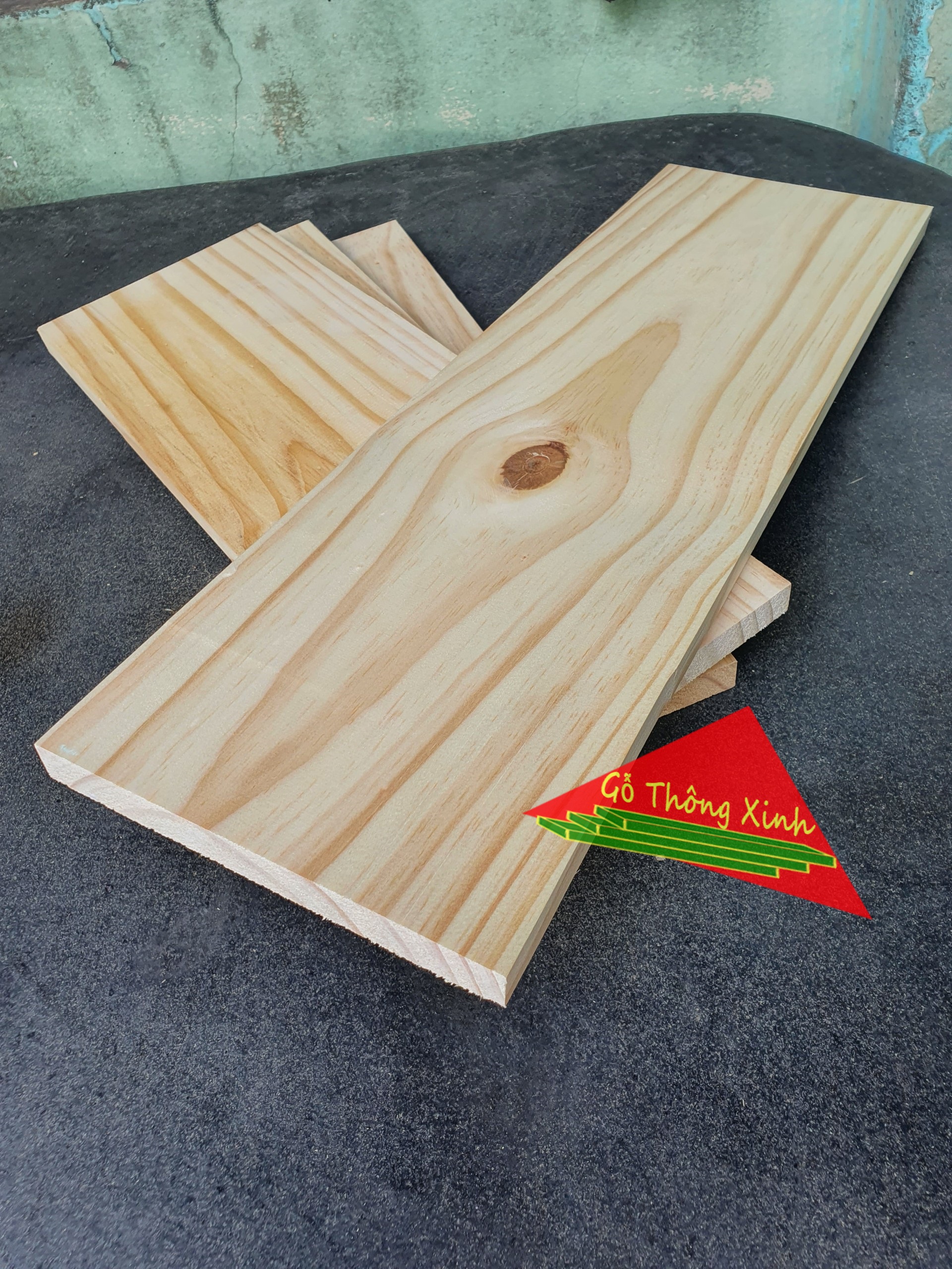 Gỗ thông tấm rộng 15cm,dày 2cm, dài 40cm được bào láng 4 mặt thích hợp làm kệ, decorde, ốp tường,...
