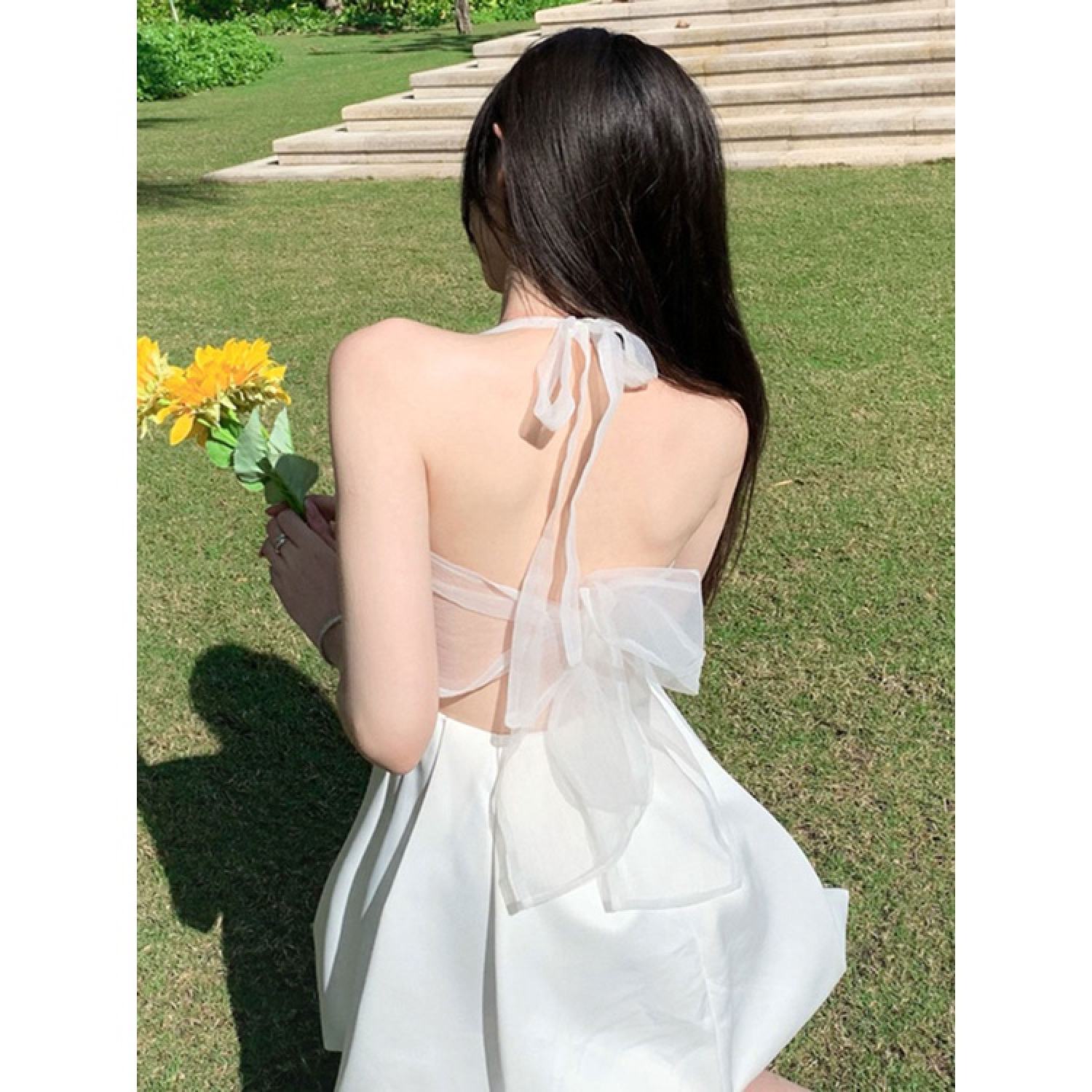 Đầm xoè tiểu thư Wyne cột nơ trắng hở lưng, Đầm/váy đi biển dây cổ yếm dáng xoè ngọt ngào
