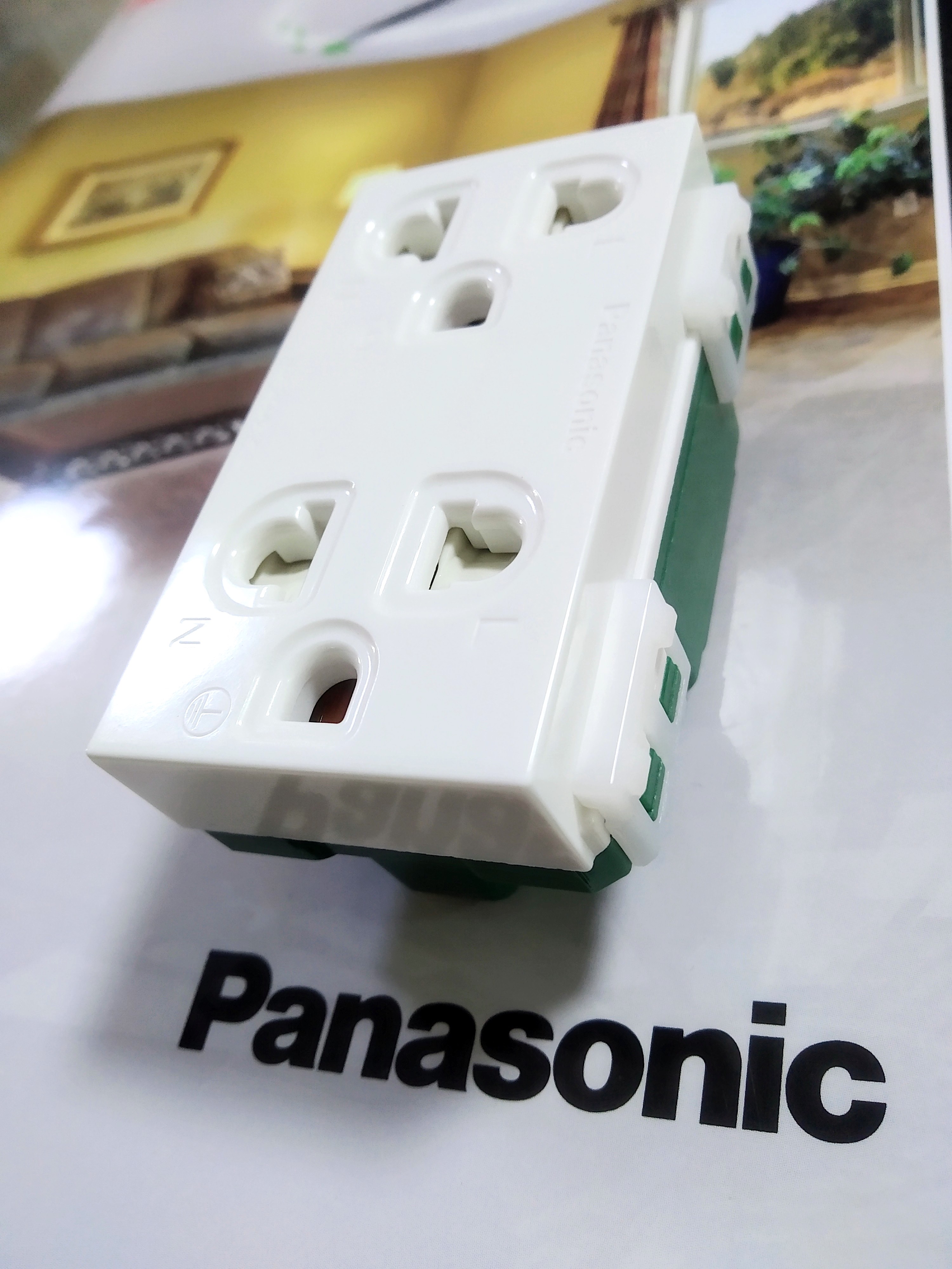 Ổ cắm đôi có màn che và dây nối đất wide wev1582sw / wev1582-7sw panasonic