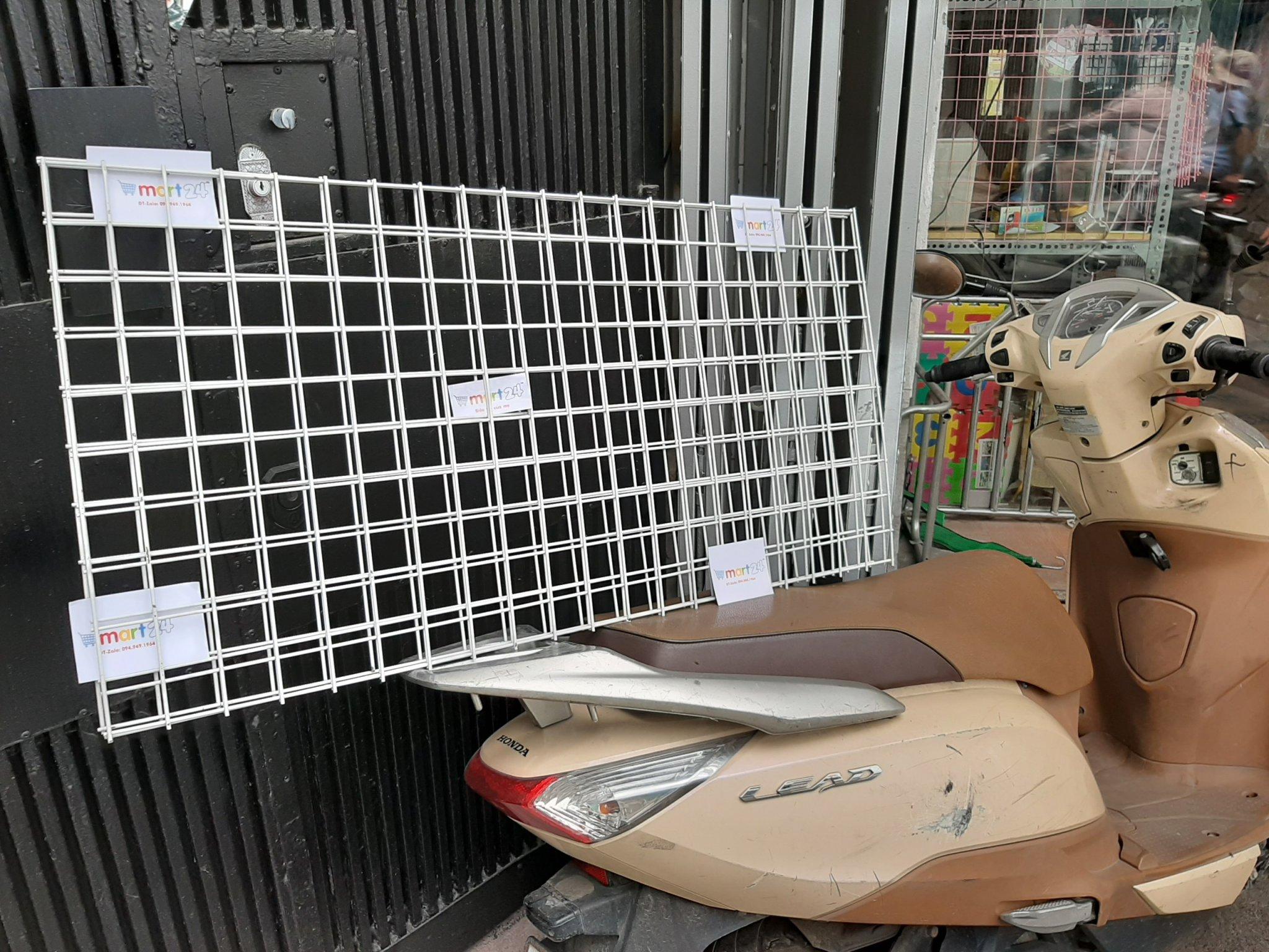 Lưới sắt 50 x 100 ô mắt 5cm dày 3.5li mầu trắng bóng, dùng trang trí và treo phụ kiện shop