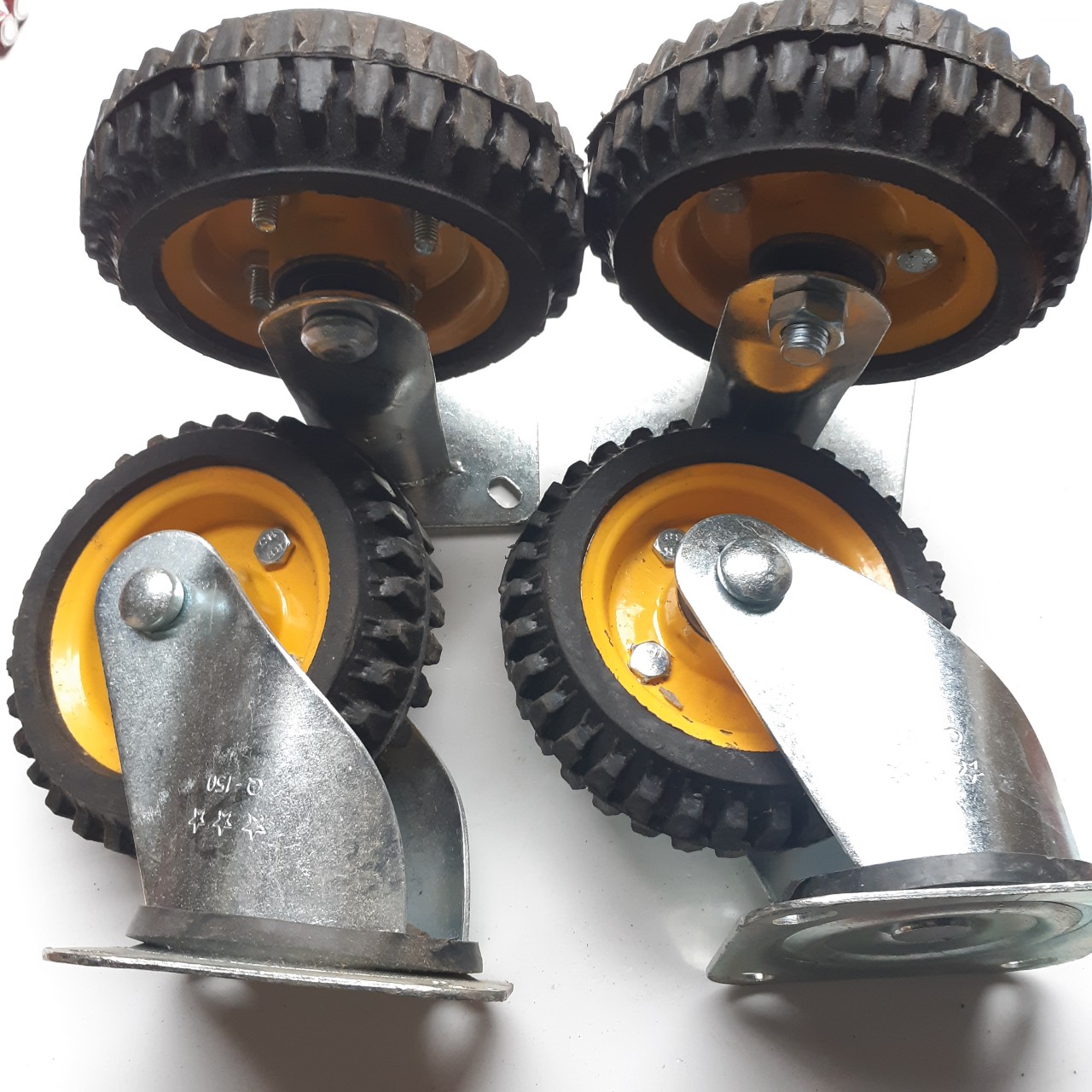 4 Bánh xe cao su 16cmx5cm gồm 2 bánh xoay 360 độ, 2 bánh cố định chịu lực 300kg