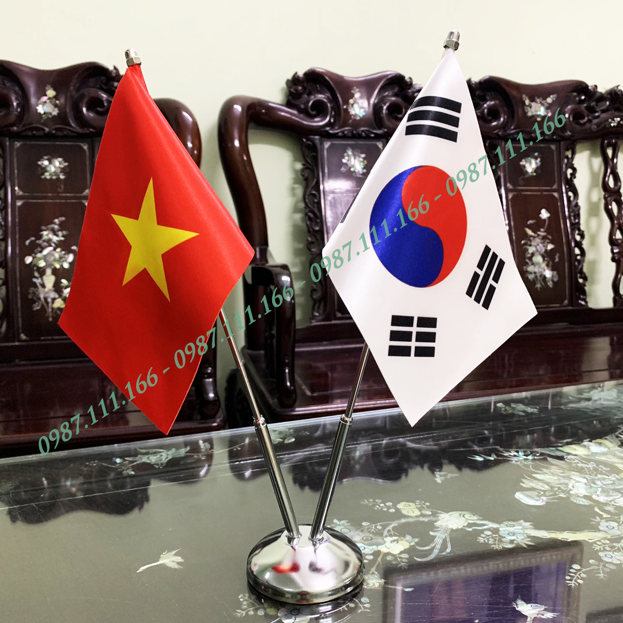 Cờ để bàn đế chất liệu thép loại cắm 2 cờ vải silk các nước tùy chọn