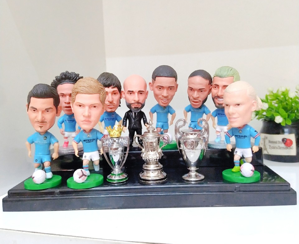 Tượng cầu thủ cử động khác khớp cầu thủ Man City