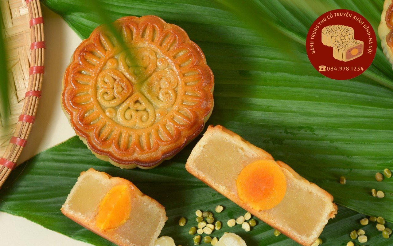 Bánh trung thu nhân đậu xanh trứng muối