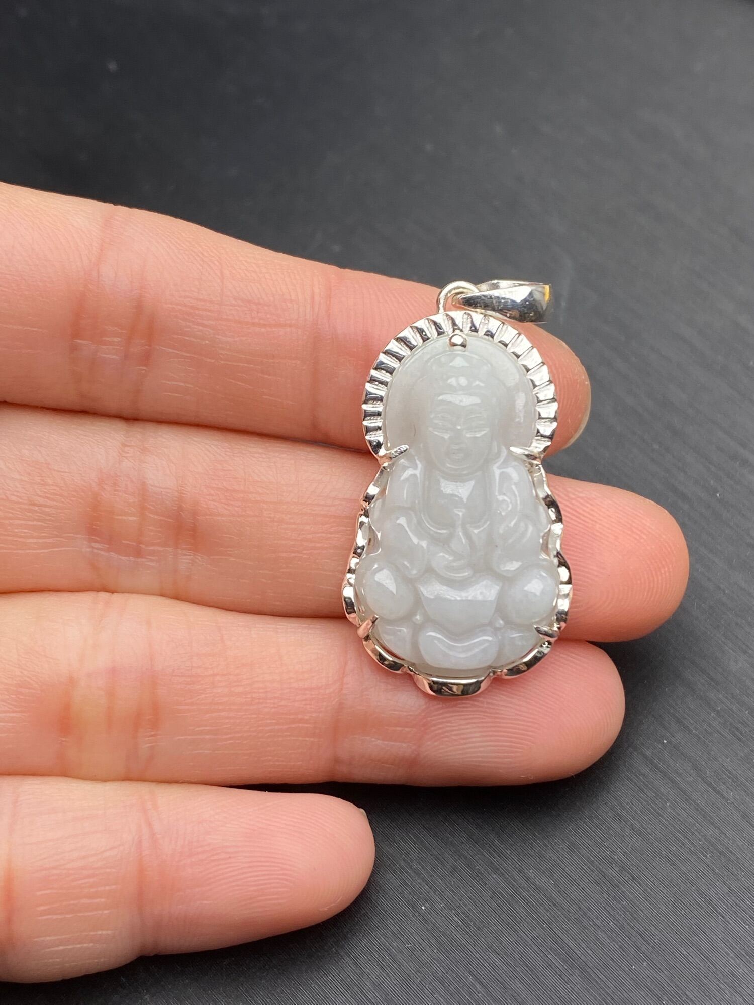 Mặt phật quan âm ngọc bọc bạc
