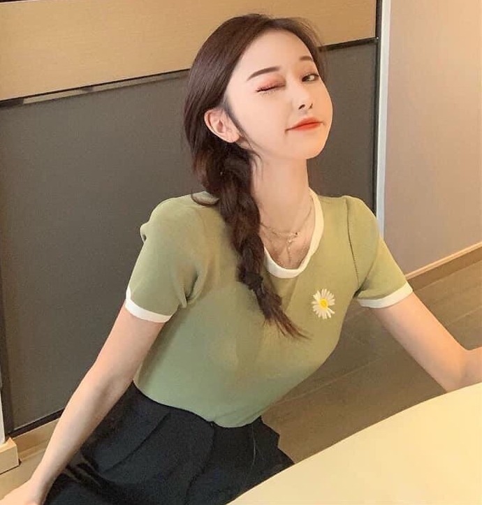 [HCM]Áo Thun Nữ Thêu Hoa Bên Ngực Ôm Body Viền Cổ Trắng Thời Trang Mới Nhất