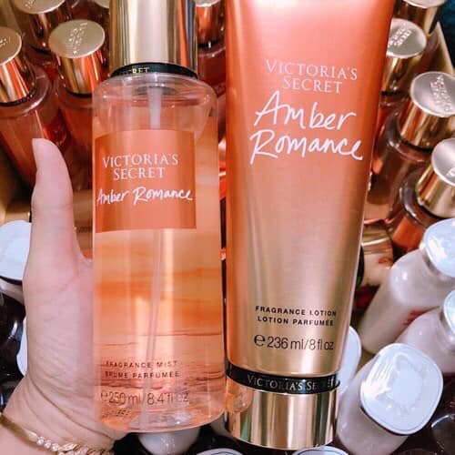 Xịt Thơm Toàn Thân & Dưỡng Thể Victoria's Secret Amber Romance - Mùi hương ngọt ngào, quyến rũ từ cơ thể giúp bạn luôn trở thành người nổi bật nhất ở bất cứ nơi đâu.