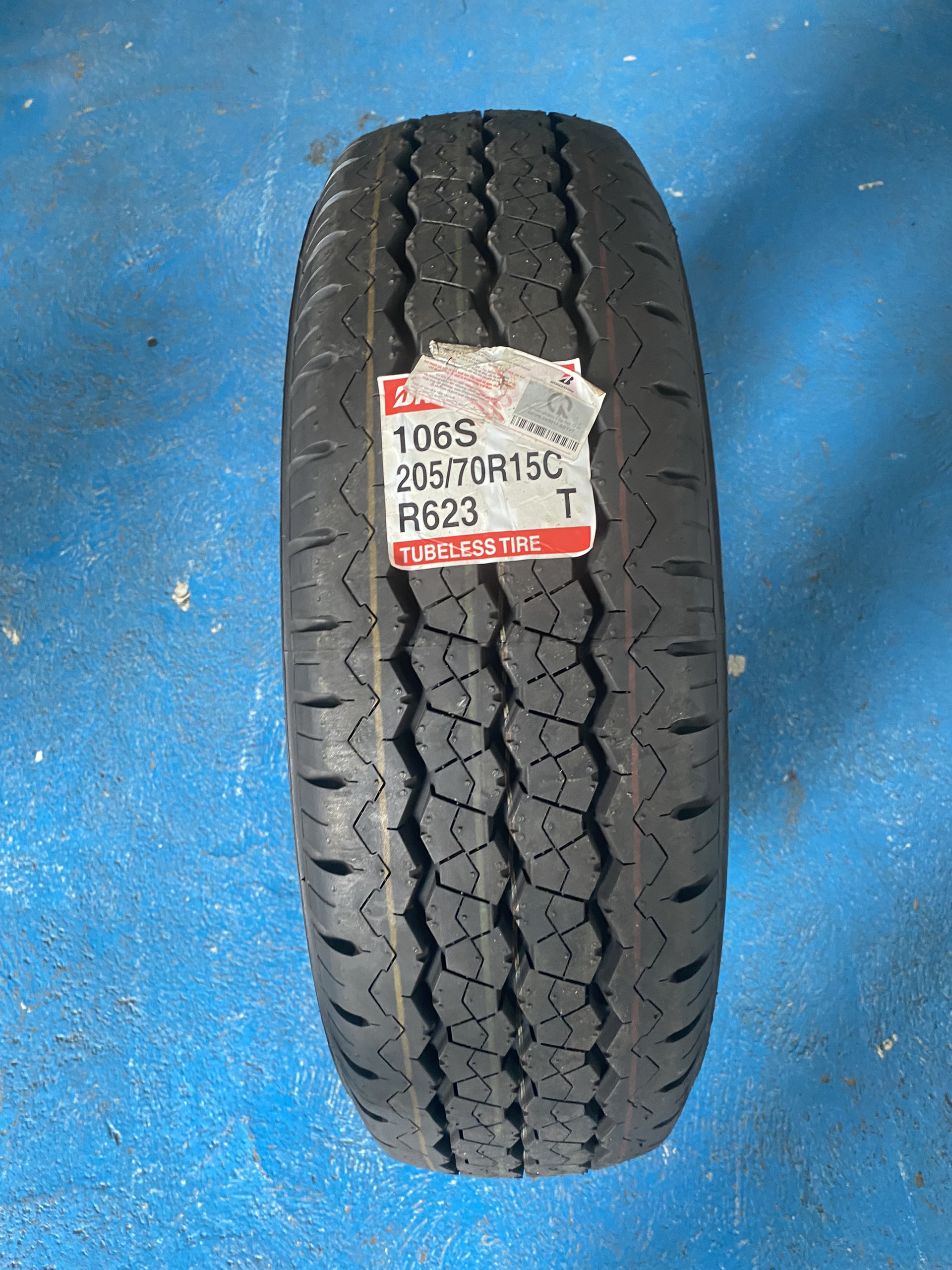 Lốp brigestone 205/70r15 r623
