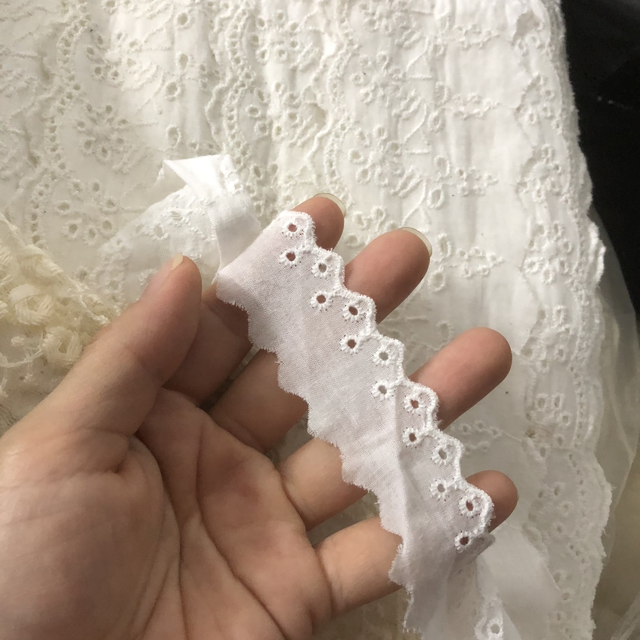 Vải Ren viền thô thêu bản 2cm loại đẹp bó 10m