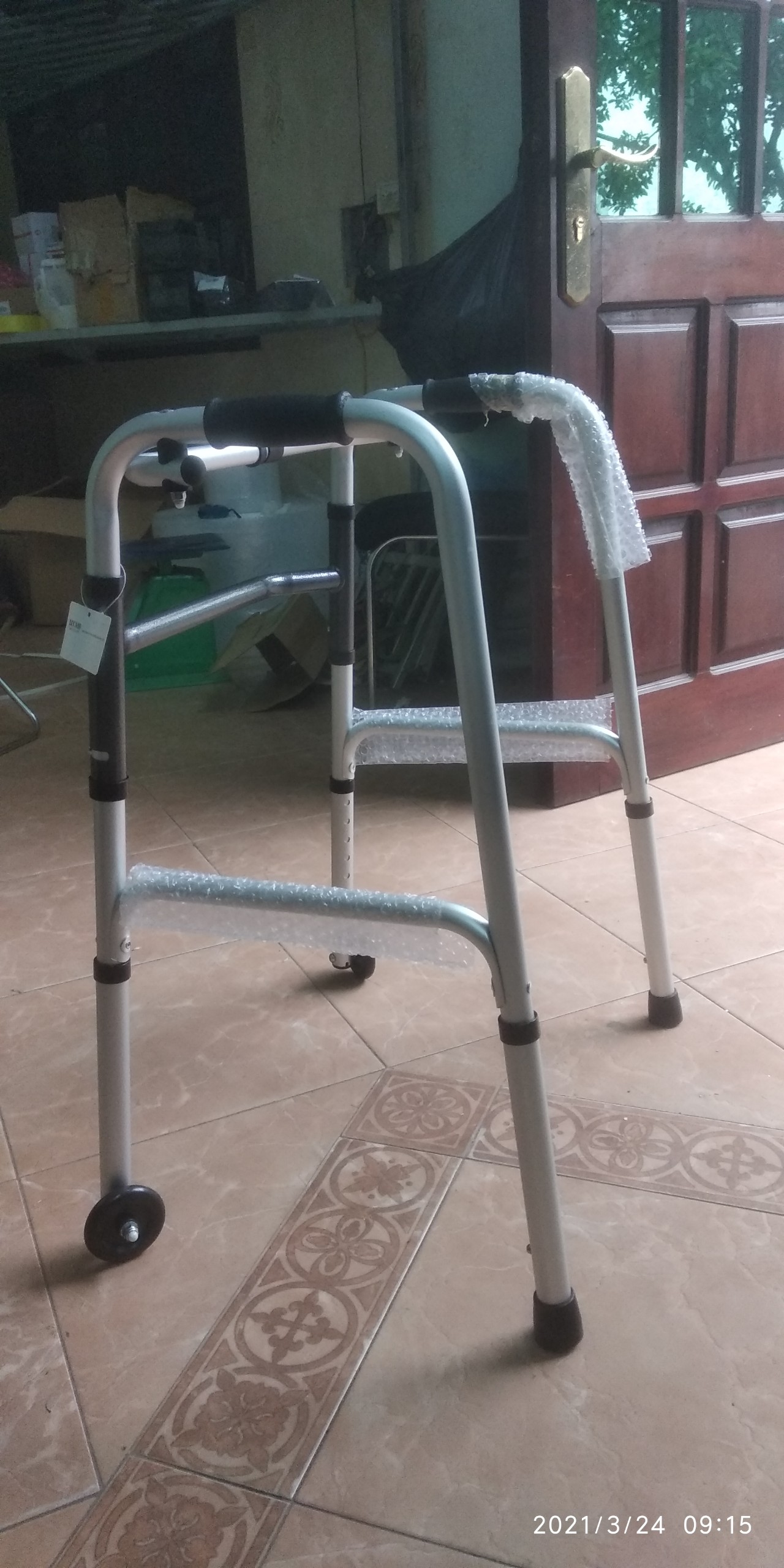 Khung tập đi cho người già , tai biến - Khung inox có bánh xe - tăng giảm chiều cao, nhẹ, gấp gọn, không trơn trượt