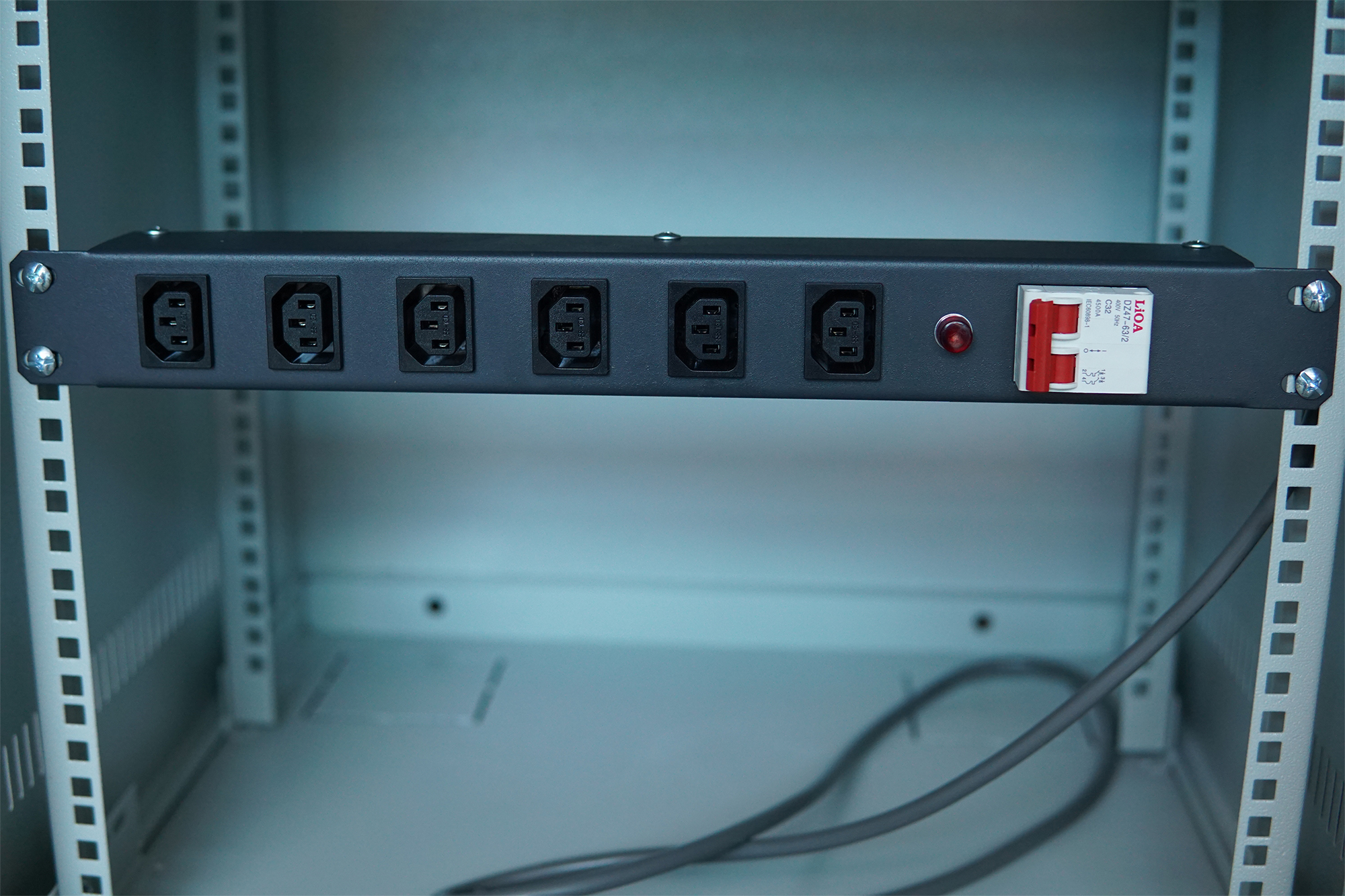 [HCM]Ổ cắm điện Thanh nguồn PDU Rack 6 Port C13 Có CB