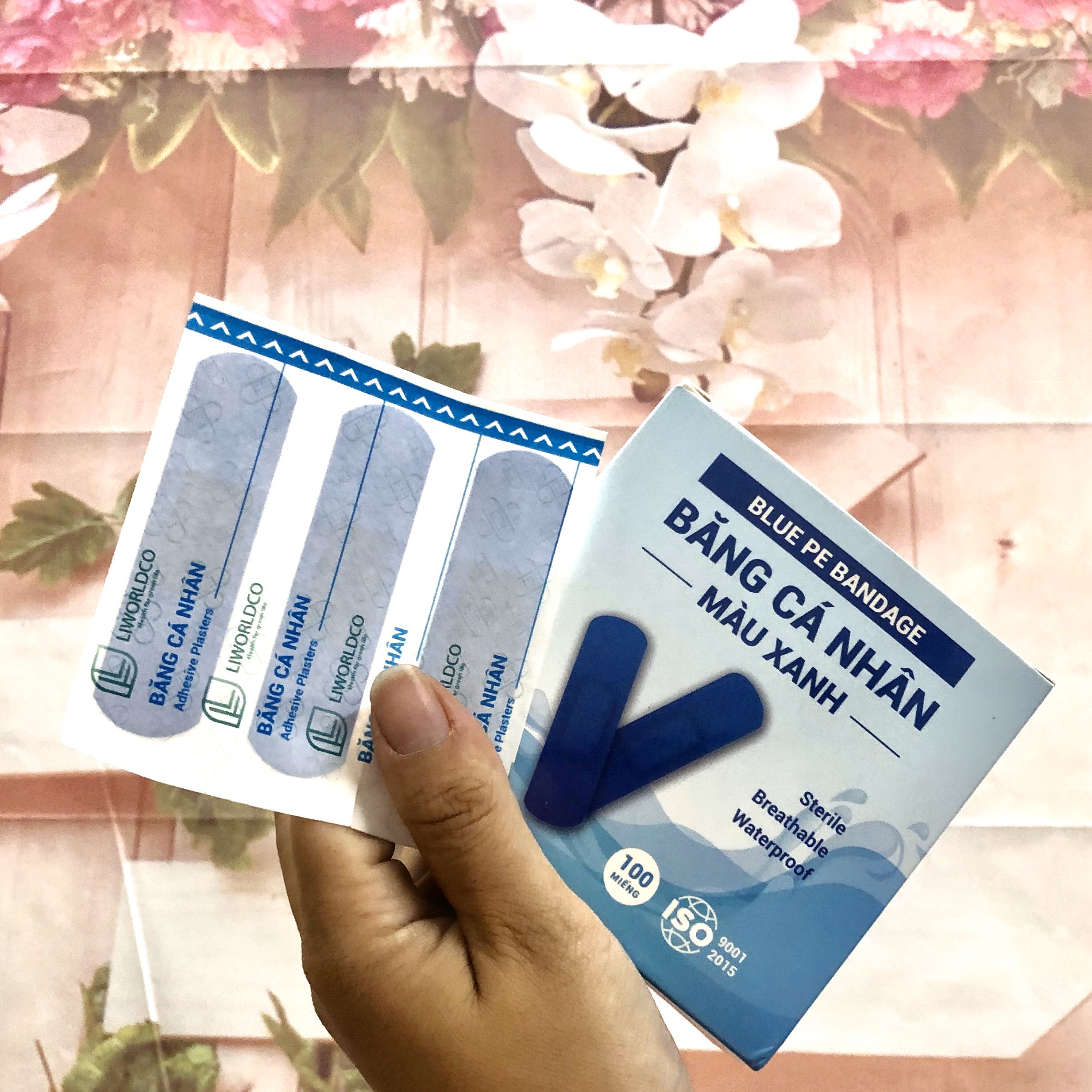 Băng cá nhân màu xanh Hộp 100 miếng - Băng Keo cá nhân sơ cứu