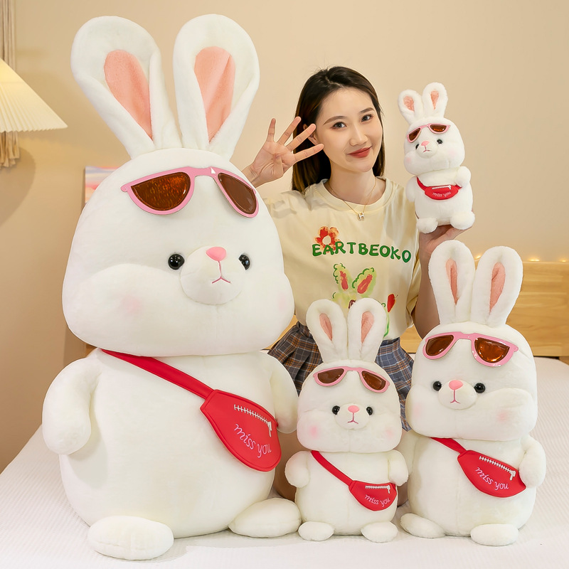 Gấu bông thỏ trắng đeo kính mát, đeo túi chéo dễ thương