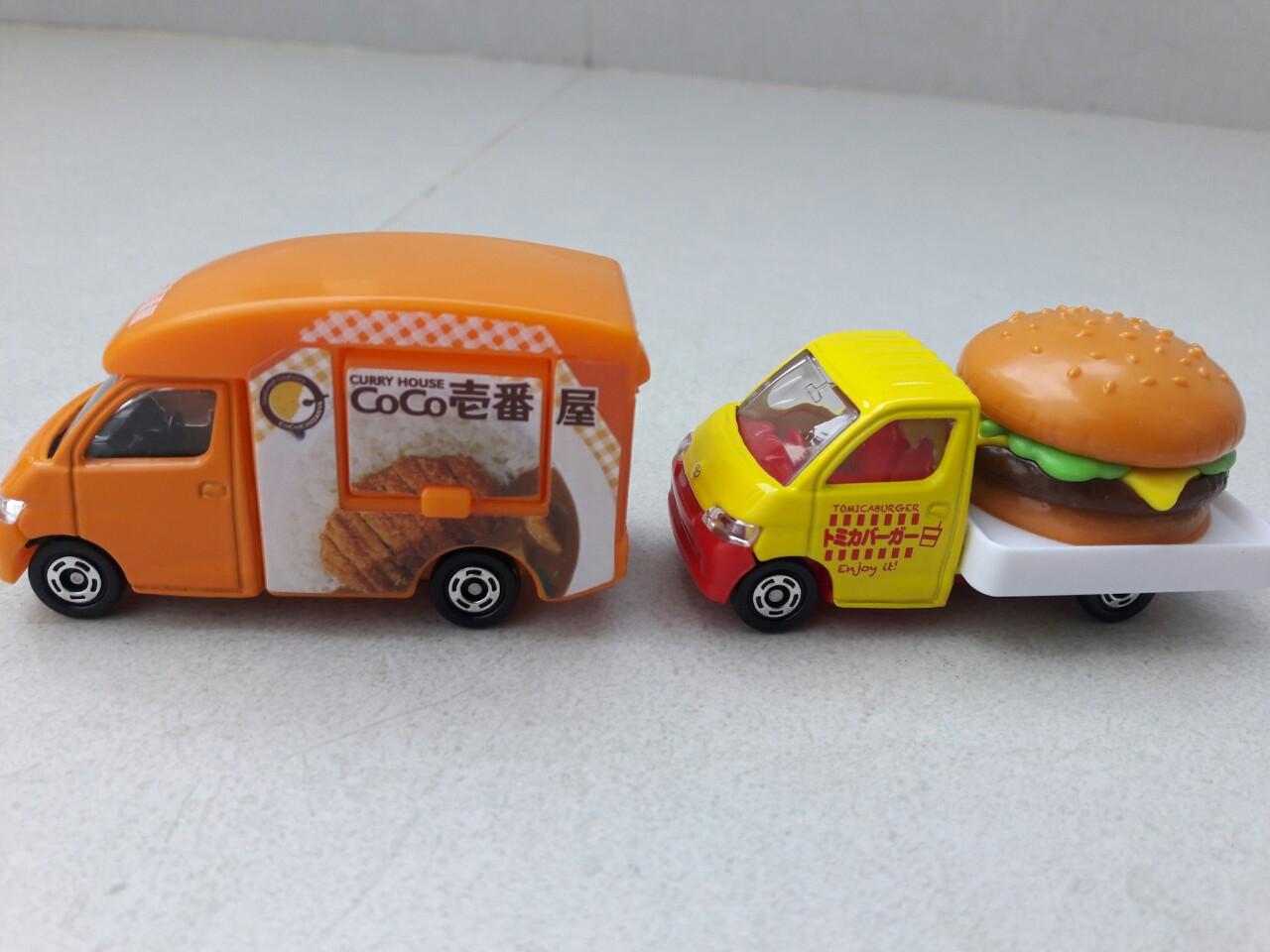 Bộ 2 xe tomica giá rẻ. xe chở bánh cho bé.