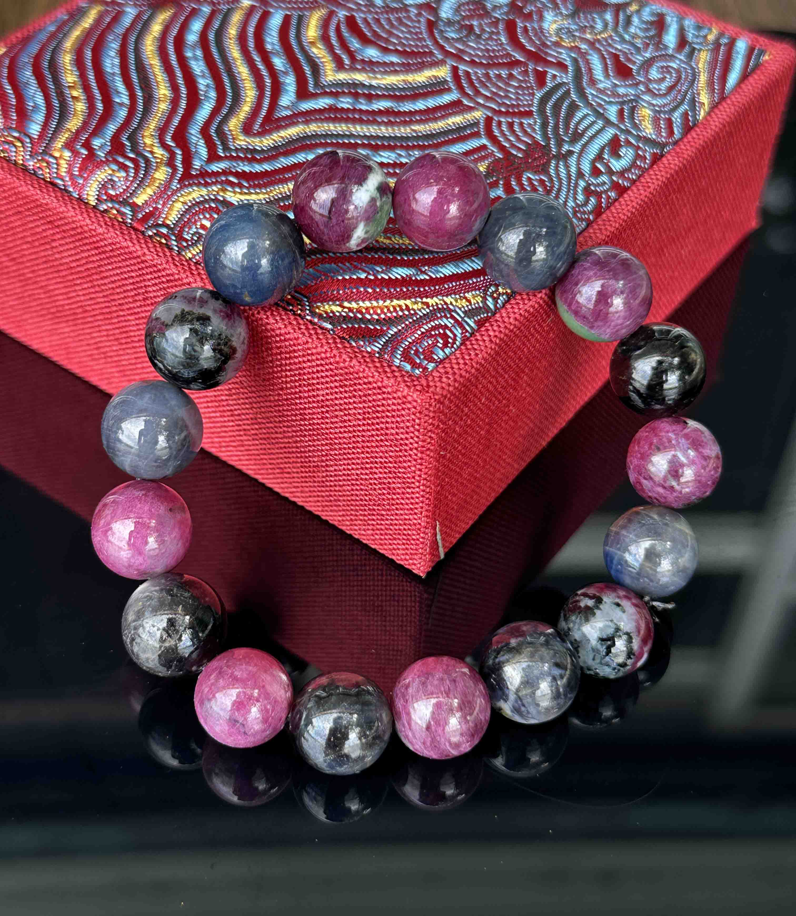 Vòng Tay Đá Ruby Saphia Tự Nhiên Đeo Phong Thuỷ Cao Cấp 12mm Đã Kiểm Định