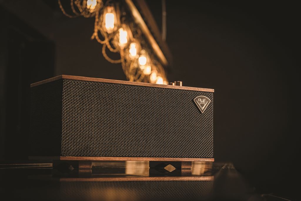 Loa bluetooth không dây loa klipsch the one thiết kế hiện đại kết hợp giữa veneer gỗ thật công tắc và núm đều chỉnh xúc giác pin nghe nhạc trong 8h bh toàn quốc