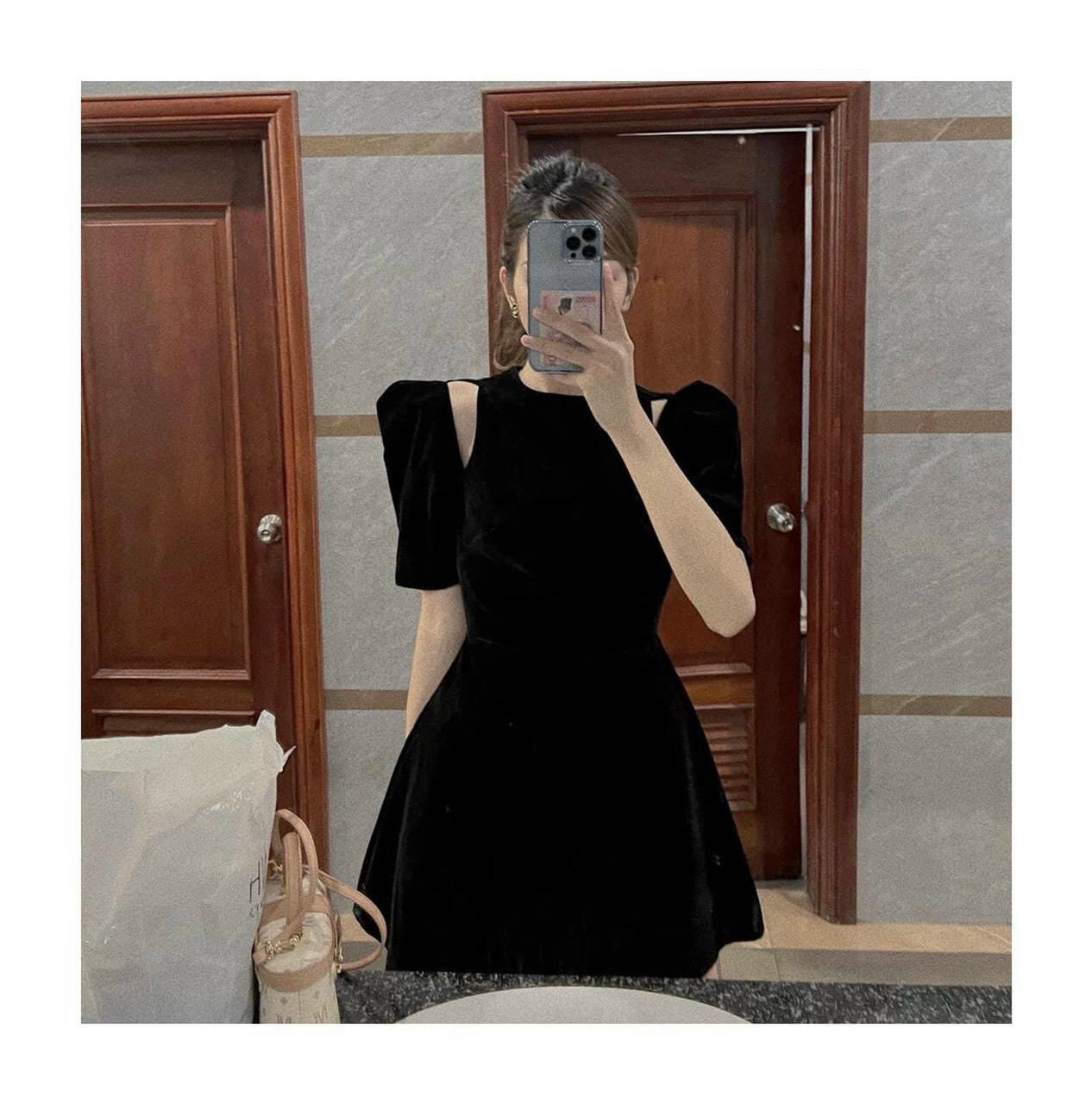 Đầm nhung khoét vai hai bên
