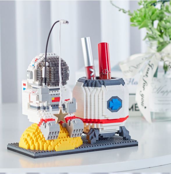 Đồ chơi lắp ráp kiểu lego Hộp Bút và Phi Hành Gia có đèn Với 1588+ chi tiết