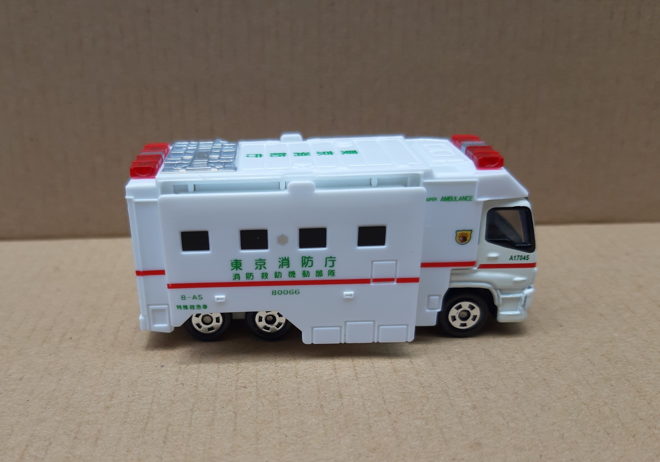 Xe mô hình Tomica (CH) - Xe Isuzu - Xe cứu thương Ambulance mà trắng giá rẻ cho bé