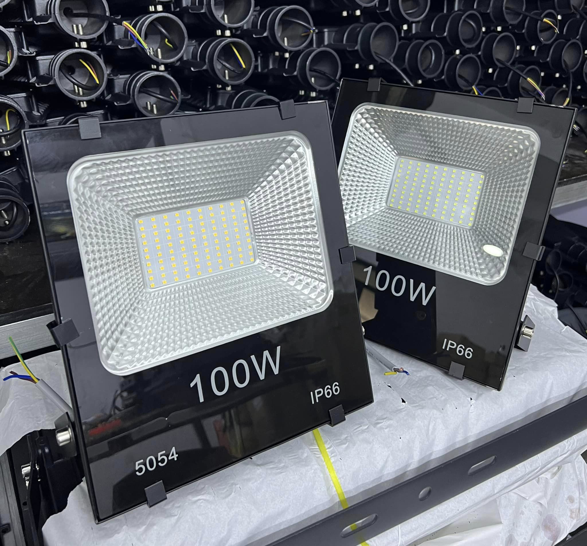 Đèn pha led smd cao cấp 30w,50w,100w,200w,đèn rọi siêu sáng chống nước