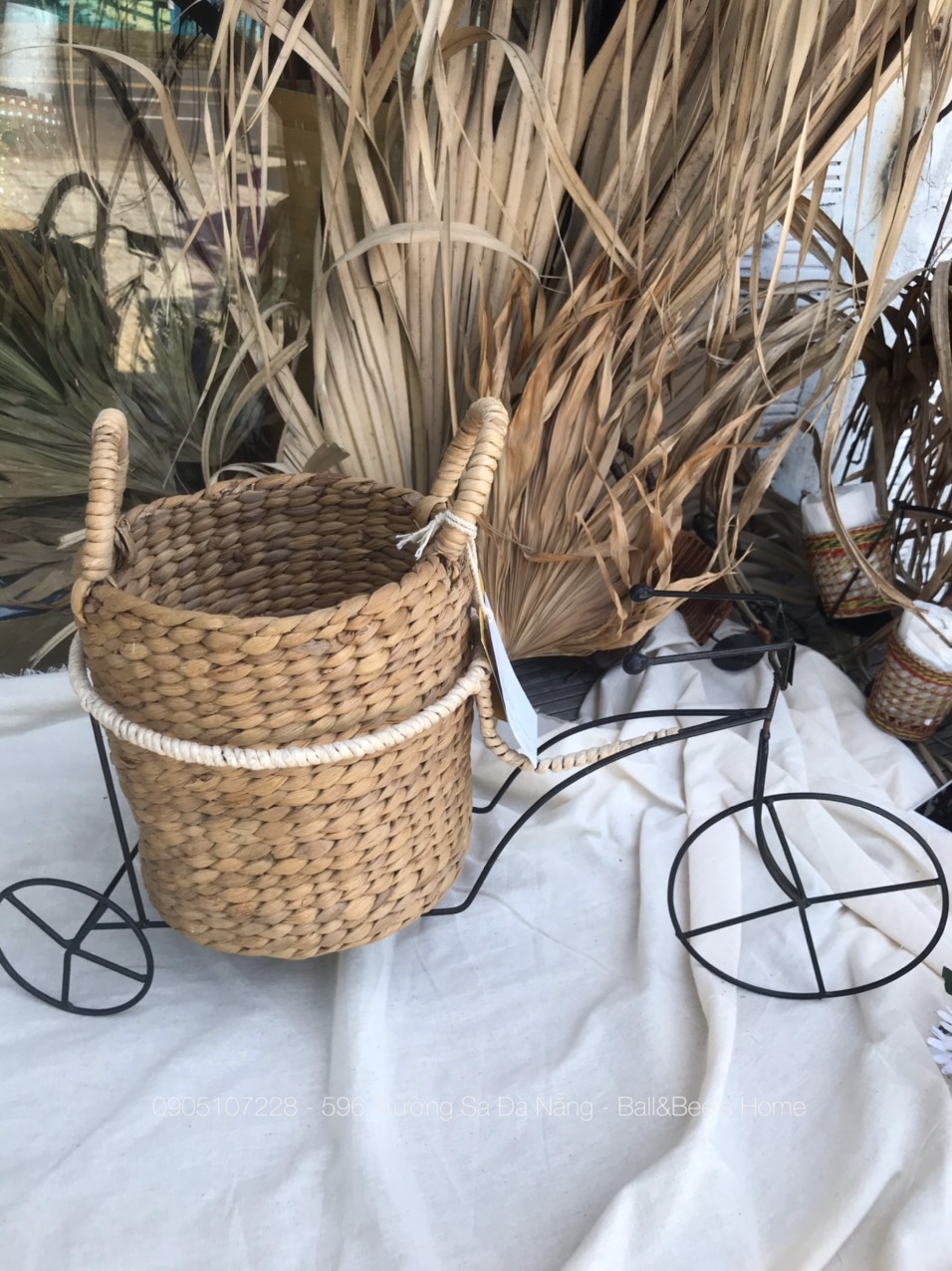 Kệ Đựng Giỏ Cắm Hoa Hoặc Đựng Các Vật Dụng Trang Trí Hình Chiếc Xe Đạp Chất Liệu Sắt Sơn Tĩnh Điện Hoặc Bằng Mây Chắc Chắn