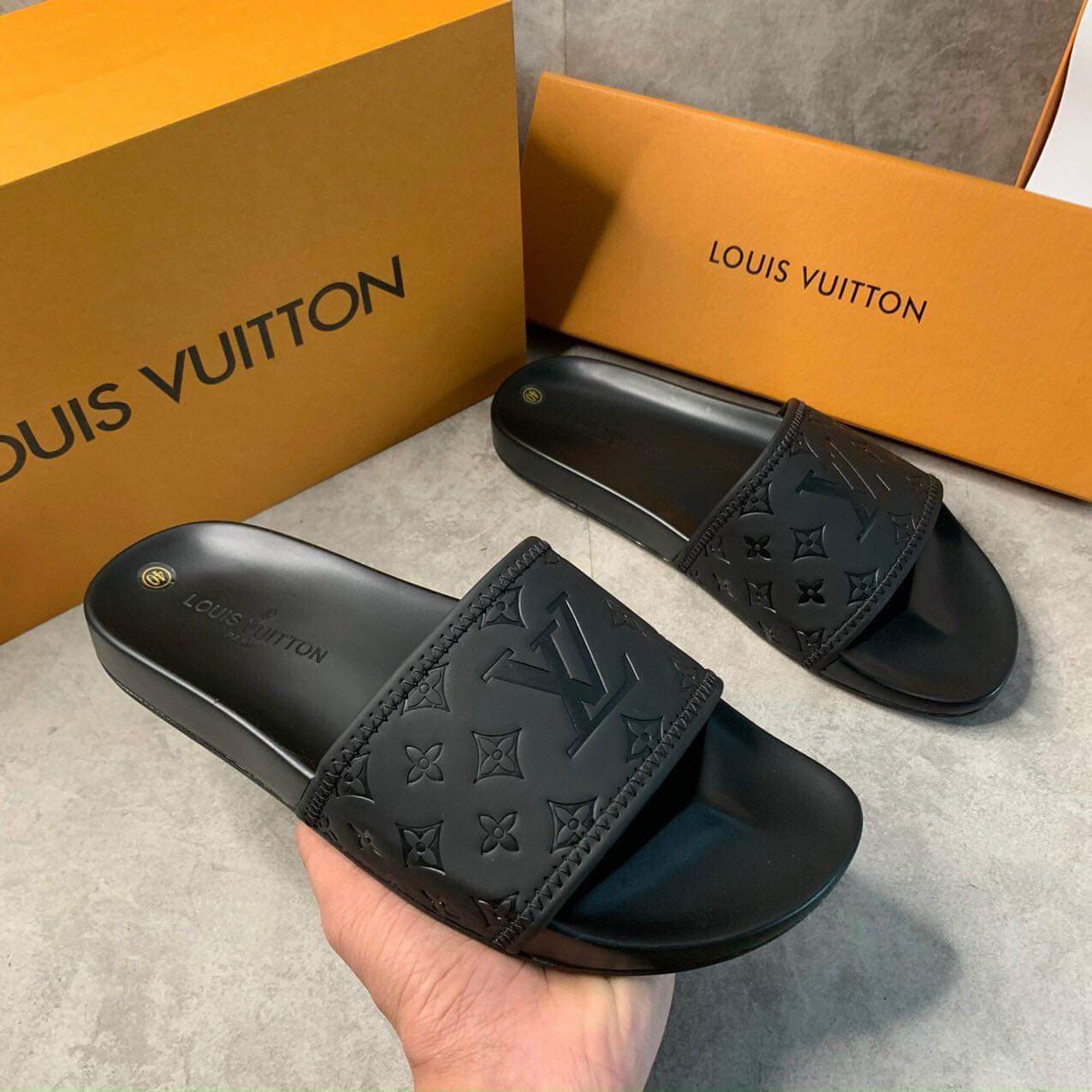 Dép quai ngang vân chữ LV đế cao su✅