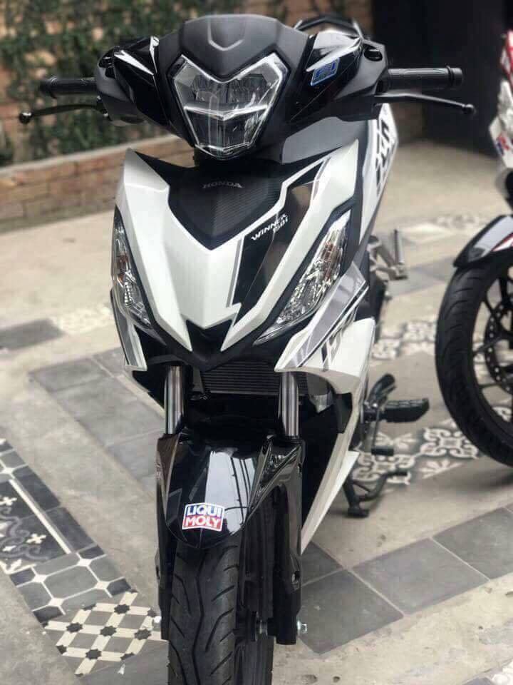 Tem rời winner dán xe trắng
