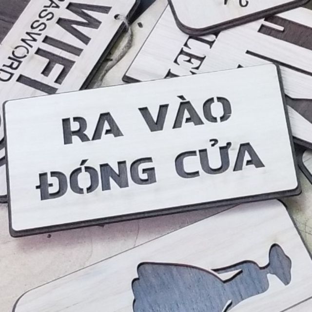 Bảng gỗ ra vào đóng cửa 20x11cm