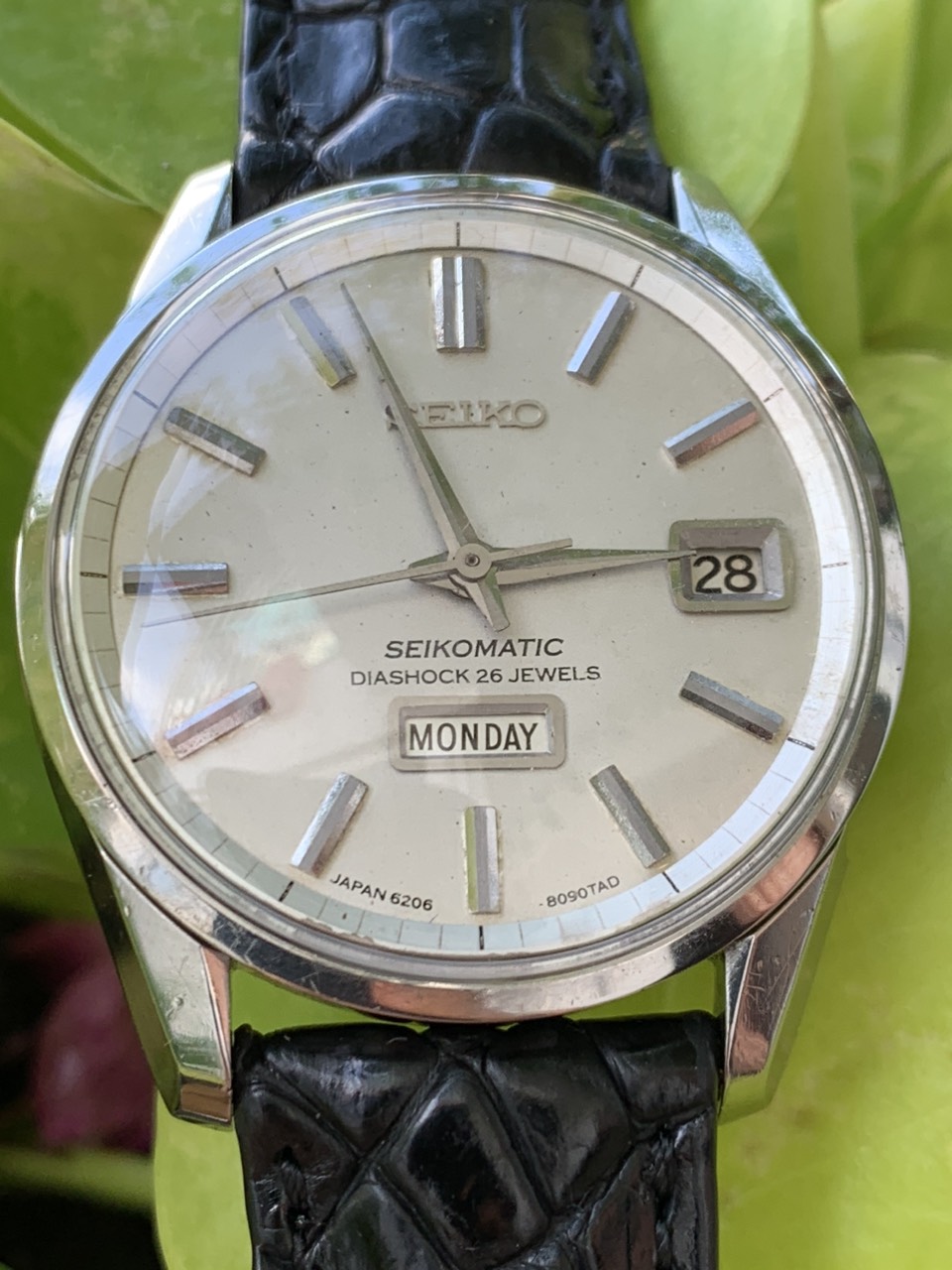 Đồng hồ nam Seikomatic Diashock automatic 26  jewels, có ô cửa thứ ngày, máy vàng, dây da Japan 6206-8090TA
