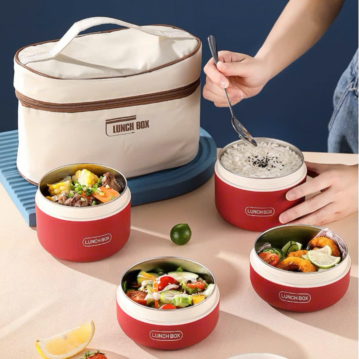 HỘP CƠM 4 TẦNG GIỮ NHIỆT LUNCH BOX TẶNG KÈM TÚI ĐỰNG VÀ ĐŨA MUỖNG TIỆN LỢI LÕI INOX 304 VỚI 3 LỚP CÁCH NHIỆT LÀM NÓNG ĐỒ ĂN SUỐT 8 GIỜ