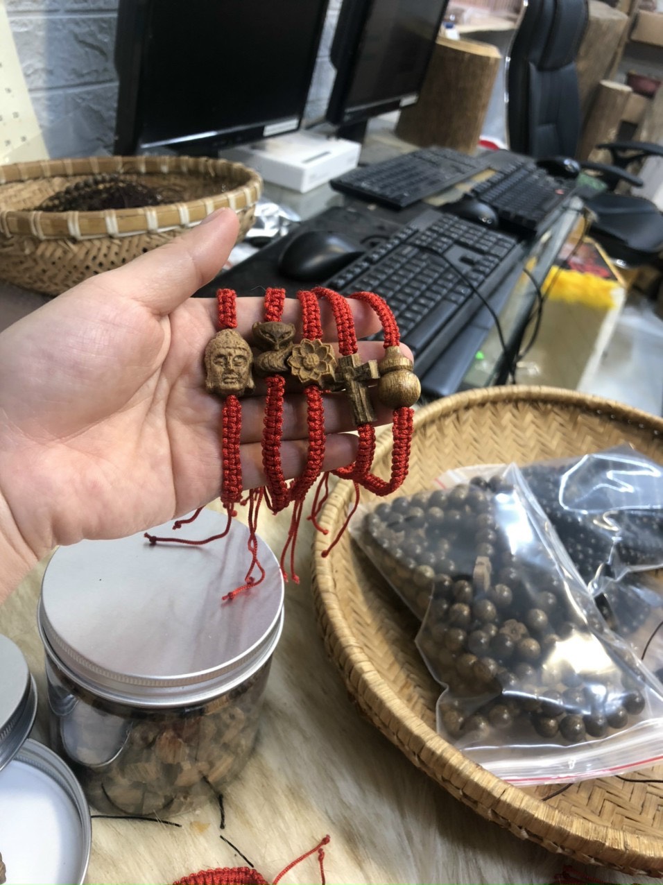 Vòng chỉ đỏ may mắn thu hút tài lộc - mix charm trầm hương
