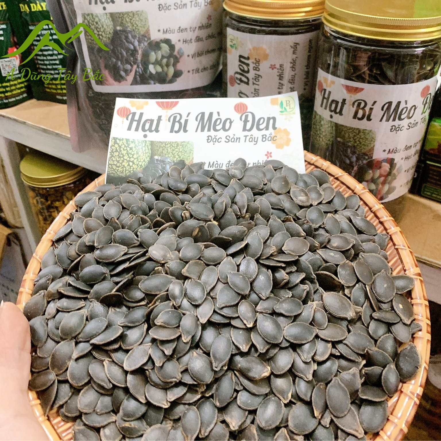 Hạt bí mèo đen rang tay thủ công thượng hạng của người Hơ Mông. Hạt bí sống, sấy chín thơm ngon, dễ tách vỏ, không vỡ