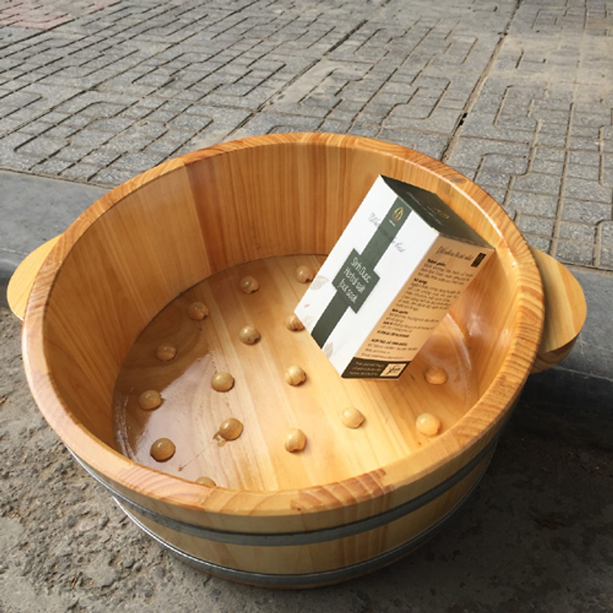 Chậu ngâm chân gỗ thông có hạt MASSAGE CAO 15CM - và muối sinh dượ.c 550gr