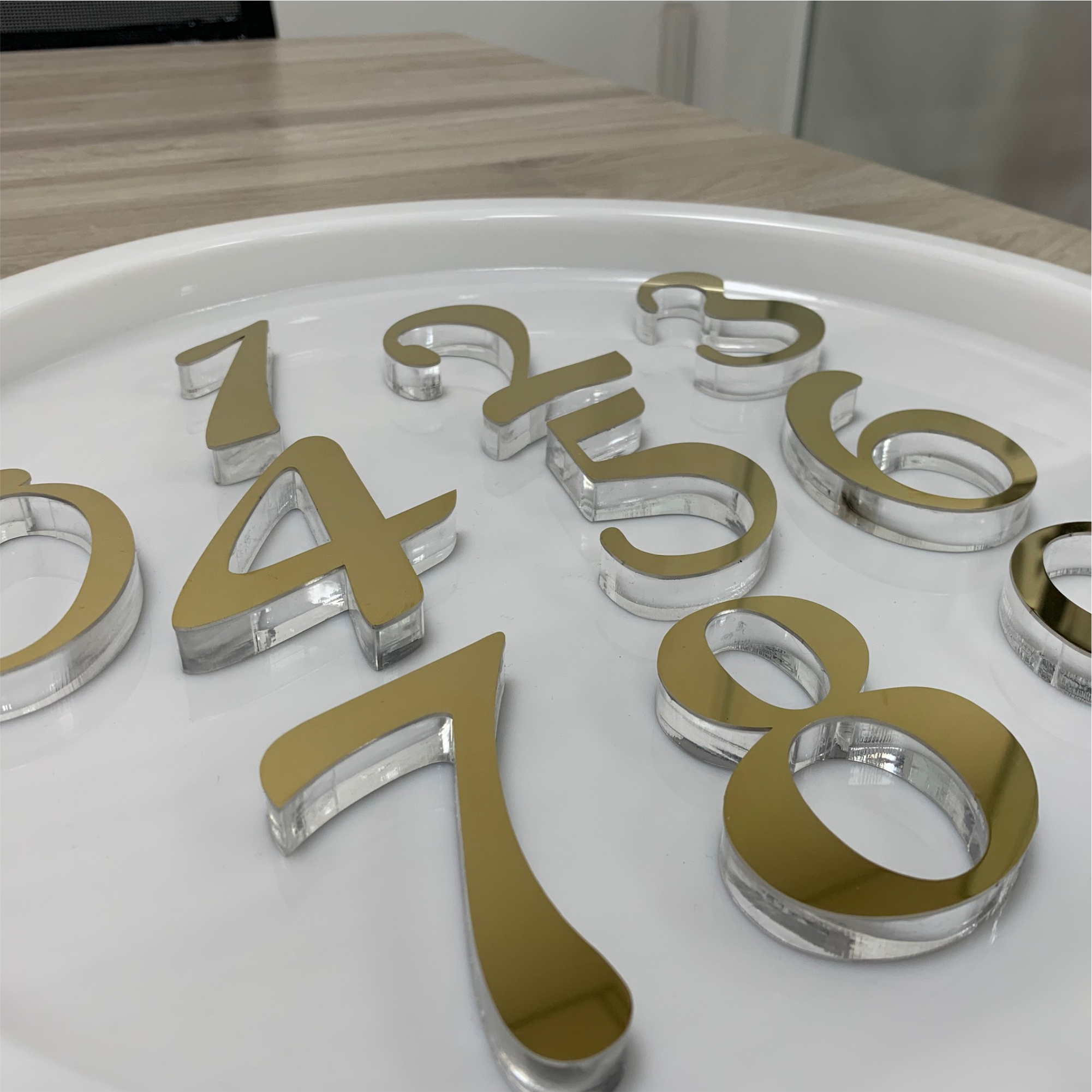 [Hàng có sẵn] Chữ trang trí, chữ dán tường inox vàng gương, đế mica trong cao 10cm (Giá tính theo số lượng từng chữ)