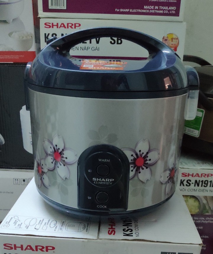 Nồi cơm điện Sharp 1.8 lít KS-NR191STV Nồi cơm điện nấu cơm chín nhanh, tiết kiệm điện năng với công nghệ nấu 3D. Lòng nồi hợp kim nhôm tráng men chống dính bền bỉ, dễ vệ sinh.