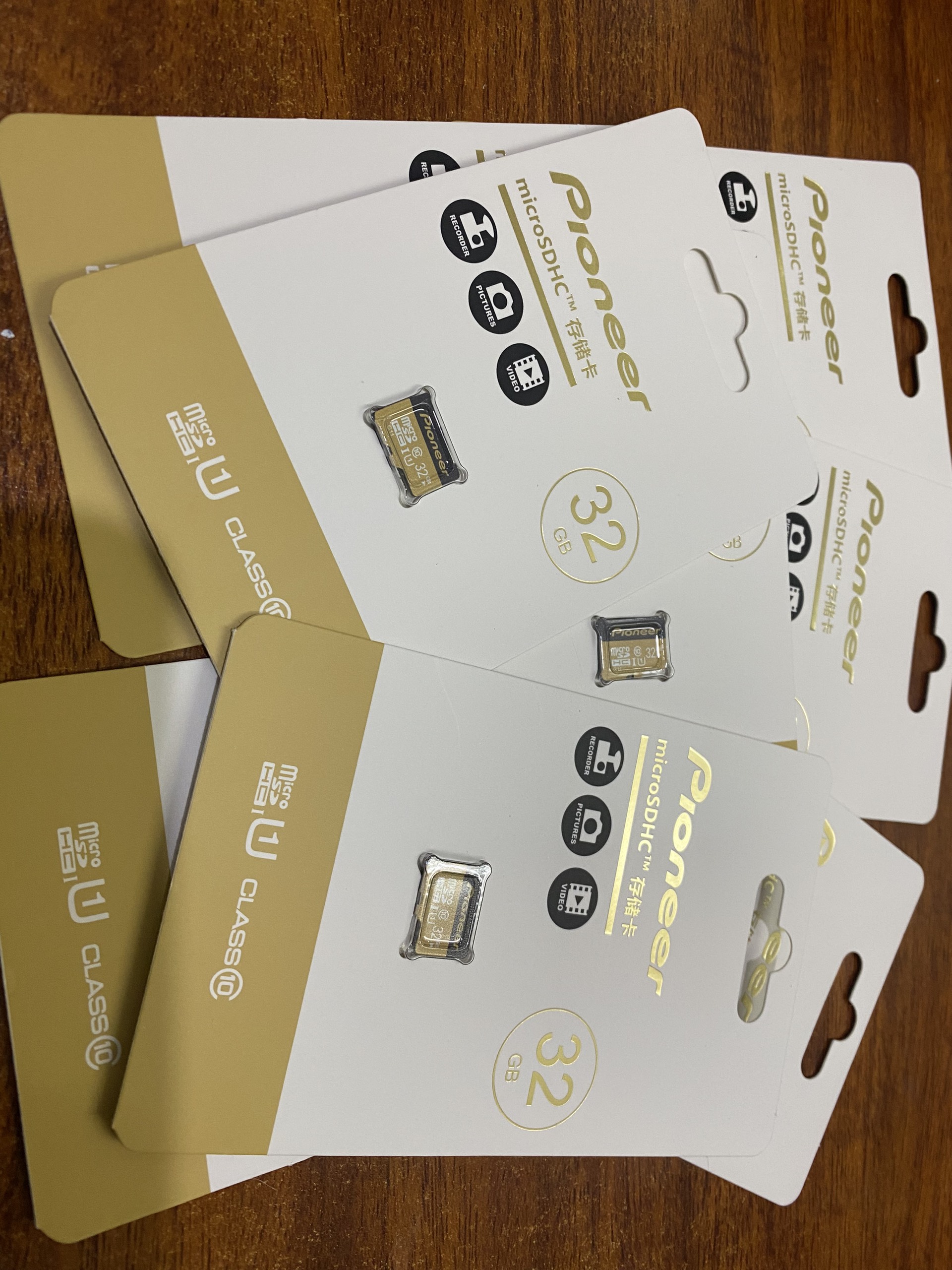 Thẻ nhớ 32G Pioneer, dung lượng cực cao, với tính tương thích với nhiều thiết bị số khác nhau, cho bạn dễ dàng lưu trữ và truy xuất dữ liệu, Thẻ nhớ với dung lượng 32gb lớn, giúp lưu lại những video quan trọng, càn thiết