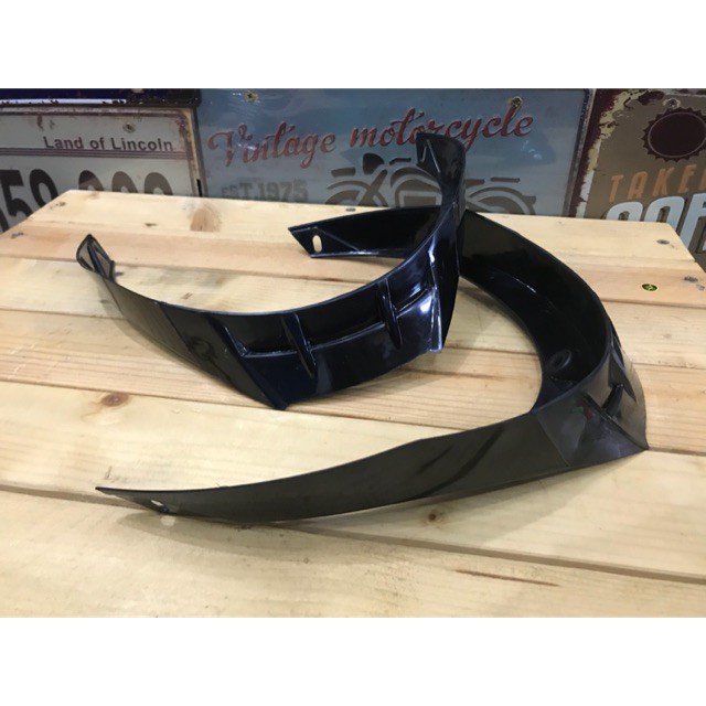 Đuôi gió gắn mũ bảo hiểm fullface loại nhựa dẻo - độ bền cao dễ tháo lắp, gắn được hầu hết tất cả các dòng nón bảo hiểm fullface hiện tại trên thị trường Việt Nam