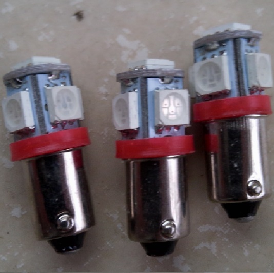 BÓNG LED 5 HƯỚNG 12VDC/AC ĐUÔI GÀI 9MM BA9S  MÀU ĐỎ